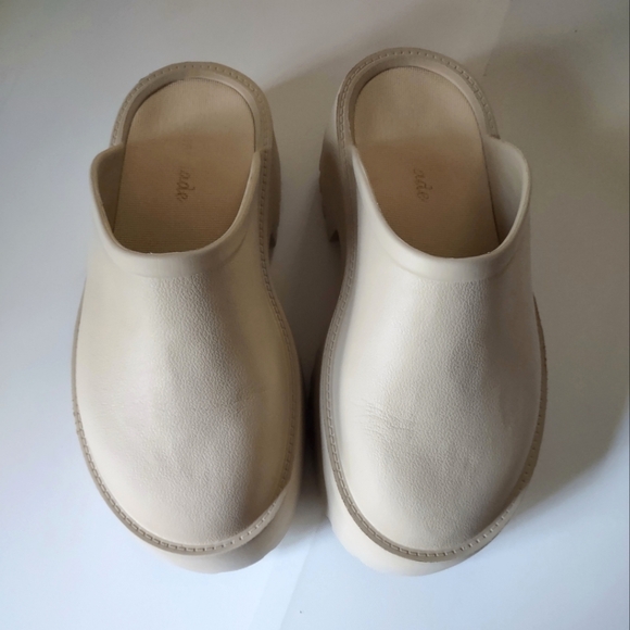 Lemonade Beige Clogs 6-7 - Picture 3 of 6